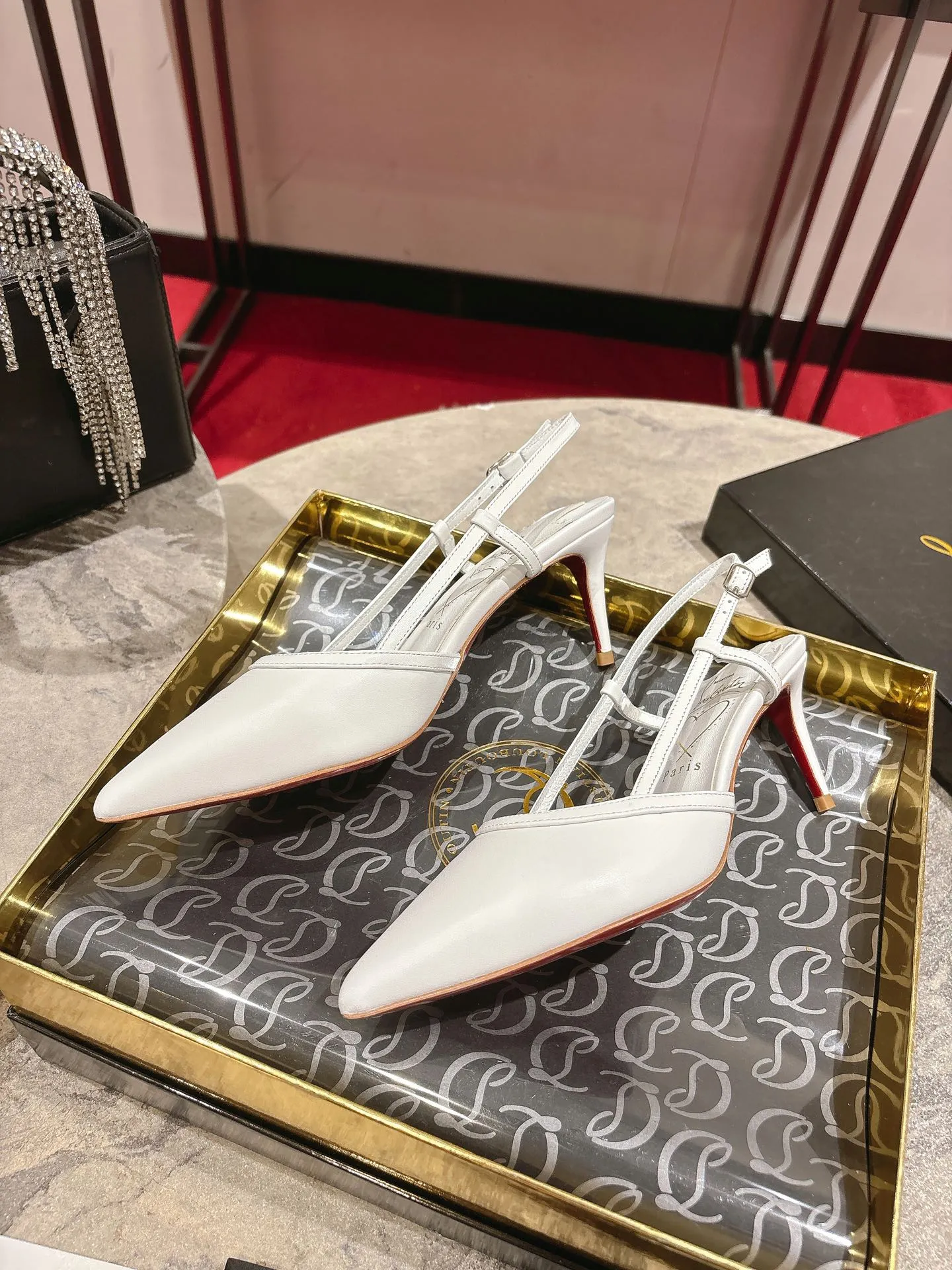 👟👟Ex-factory price 600👟👟 🆑❥∙Back empty sandals🦋✪ꫛꫀw.✔︎ Featuring a slightly pointed toe and slim straps, this model is crafted in white calfskin with a 65mm heel height and added hand-placed crystals on the front. It features our signature Louboutin red sole with Christian Louboutin's signature and heart-shaped stamped logo on the insole. Size: 34 yards - 42 yards (34.40.41.42. Customized, non-refundable and non-exchangeable‼️) Heel height: 6.5cm Color: white black